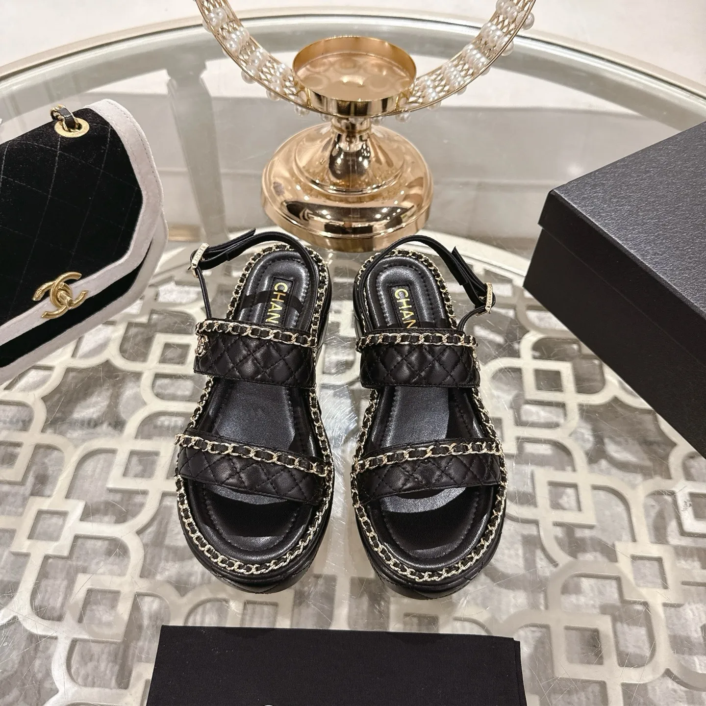 👟👟Ex-factory price 600👟👟 𝐂𝐇𝐀𝐍𝐄𝐋 | Xiaoxiang 25𝐬𝐬 🦋2025 Spring and Summer New Products Counter Classic Xiaoxiang Double C Diamond Chain Slippers Series New〰 🍬 The absolute best in the BS fashion circle. Matching will perform meticulously Minimalist, classic elements that will never fade away 💋 Show unique dressing style, too beautiful to say anything. A must-have for summer... Upper: Original high-customized lambskin Lining: Imported mixed sheepskin lining Outsole: Original molded non-slip outsole Shoe size: 35-39 (34.40.41.42 customization is not returnable)